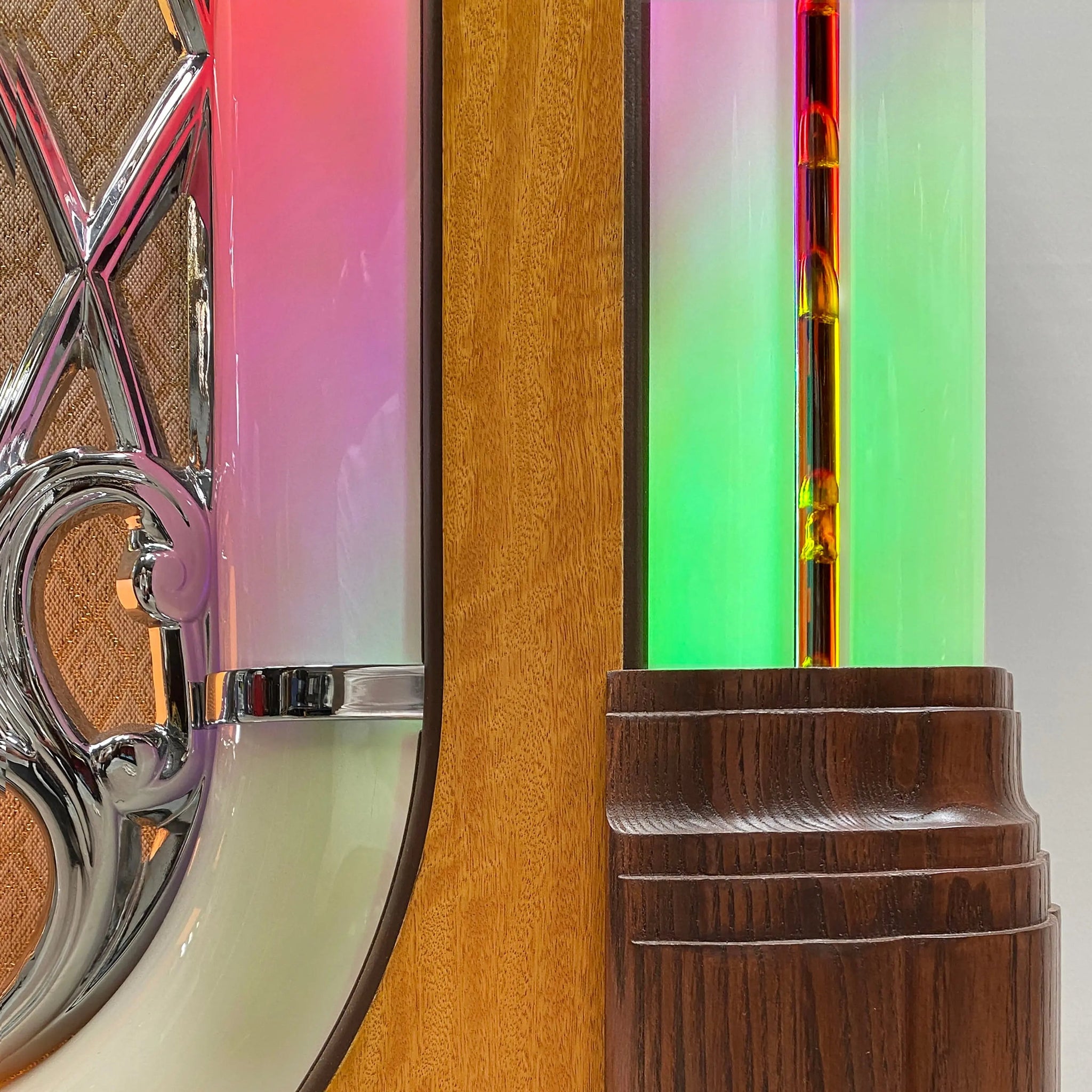 Lower pilaster side casting Detail Side Castings Mirror tiles Rock-Ola Bubbler Vinyl 45 Deluxe Jukebox