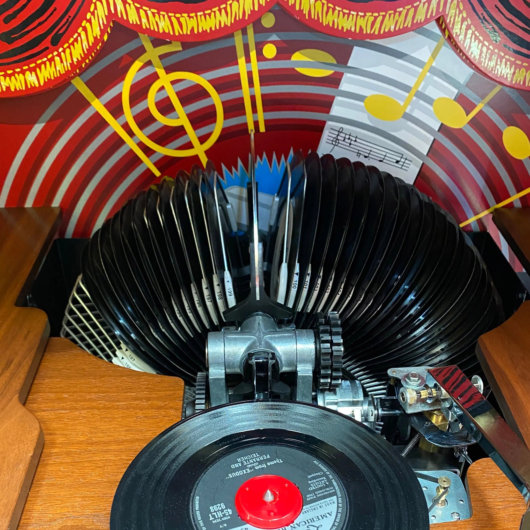 A close up image of the turntable of the Rock-Ola Bubbler Vinyl Deluxe Jukebox turnatable